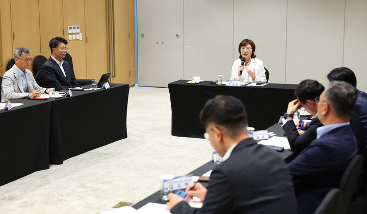 [안동=뉴시스] 22일 스탠포드호텔 안동에서 '경북도 경제혁신 미래공동체 라운드테이블'이 열리고 있다. (사진=경북도 제공) 2025.07.21. photo@newsis.com *재판매 및 DB 금지