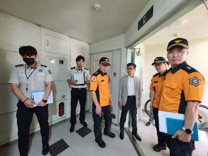 [대구=뉴시스] 대구북부소방서는 22일 북구 산격동에 있는 노후 공동주택에서 화재예방 현장지도를 했다. (사진=대구북부소방서 제공) 2025.07.22. photo@newsis.com *재판매 및 DB 금지