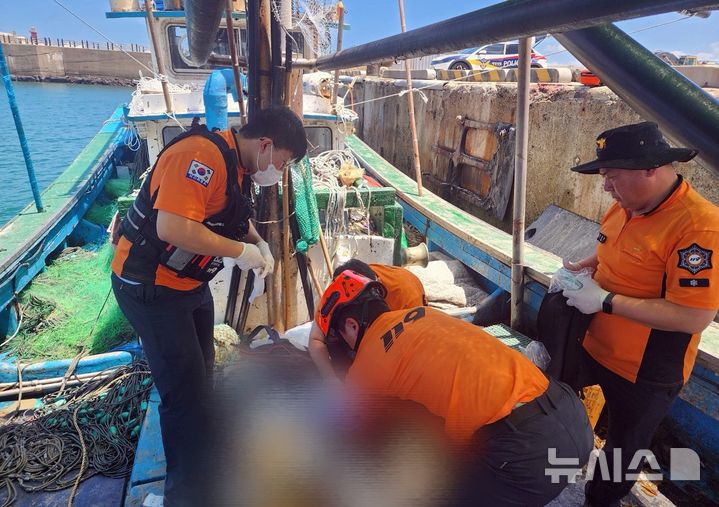[제주=뉴시스] 22일 오전 제주시 애월읍 동귀 앞 해상에서 조업하던 모슬포 선적 선원 A(62)씨가 바다에 빠져 숨지는 사고가 발생했다. 현장에 출동한 119대원이 응급조치를 하는 모습. (사진=제주도소방안전본부 제공) 2025.07.22. photo@newsis.com *재판매 및 DB 금지