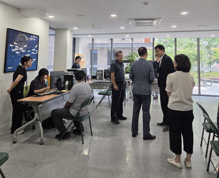 [진주=뉴시스]차석호 진주시 부시장, 민생회복 소비쿠폰 신청 첫날 현장점검 나서.(사진=진주시 제공).2025.07.22.photo@newsis.com *재판매 및 DB 금지