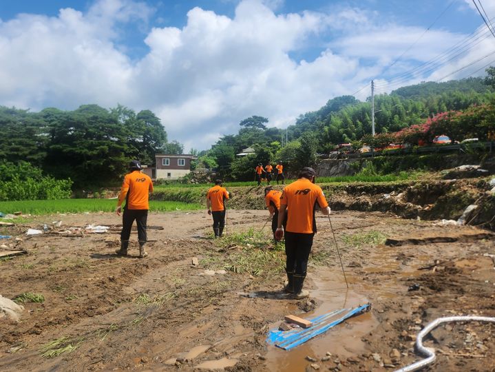 [산청=뉴시스] 서희원 기자= 22일 경남 산청군 산청읍 모고마을에서 난 18일 집중 호우 당시 실종됐던 70대 남성이 숨진 채로 발견됐다. 2025. 07. 22. shw1881@newsis.com  *재판매 및 DB 금지