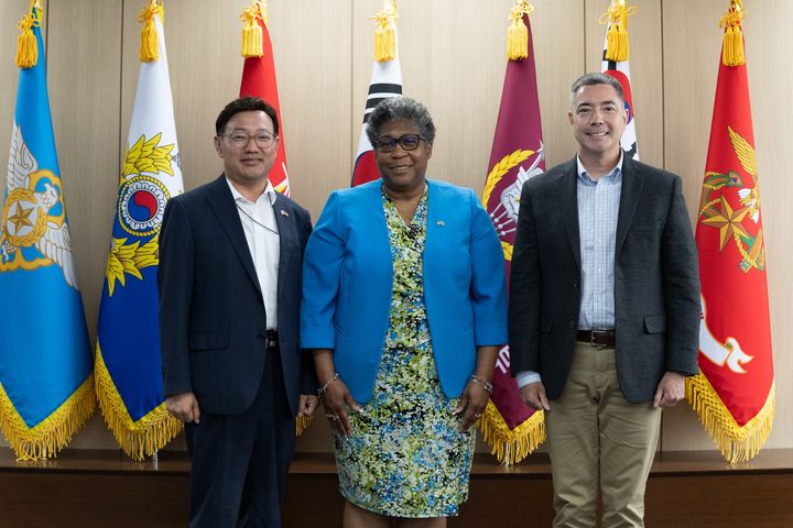 [서울=뉴시스] 한미 국방부는 22일 제57차 한미 군수협력위원회를 열고 대형 기동헬기 'CH-47'(시누크)의 엔진을 한국 방산업체가 참여하는 유지·보수·운영(MRO) 시범사업으로 선정했다. 왼쪽부터 이갑수 국방부 군수관리관, 리사 스미스 품목지원부차관보, 주한미군사 군수참모부장 육군소장 프레드릭 크리스트. (사진=국방부 제공) 2025.07.22. photo@newsis.com *재판매 및 DB 금지