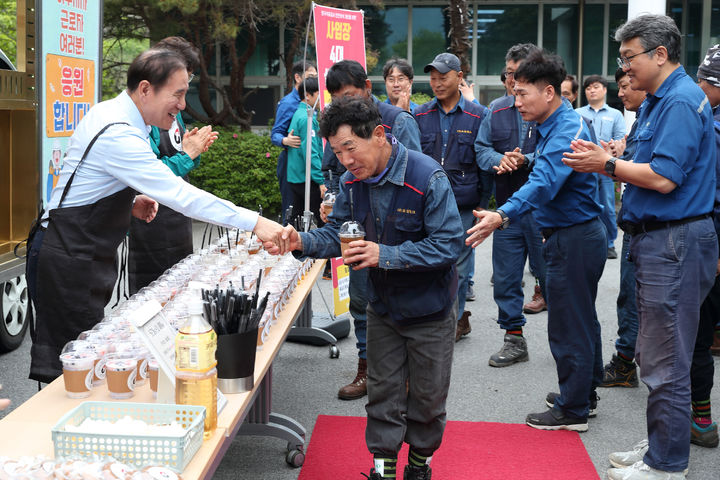 [울산=뉴시스] 구미현 기자 = 한국석유공사 김동섭 사장(왼쪽 첫번째)이 지난 5월 23일 여수비축기지를 방문해 현장안전점검 및 사업장 안전의식재무장 홍보 캠페인을 진행하고 직원들을 격려하고 있다.(사진=석유공사 제공) photo@newsis.com *재판매 및 DB 금지