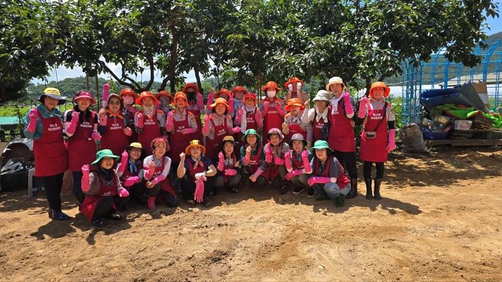 [울산=뉴시스] 울산 울주군 범서읍 여성단체협의회(회장 강혜숙)는 지난 21일부터 22일까지 이틀간 집중호우로 피해를 입은 울주군 범서읍 ‘아름다운 학교’ 복구를 위한 자원봉사 활동을 했다. (사진= 울주군 제공) 2025.07.22.photo@newsis.com *재판매 및 DB 금지