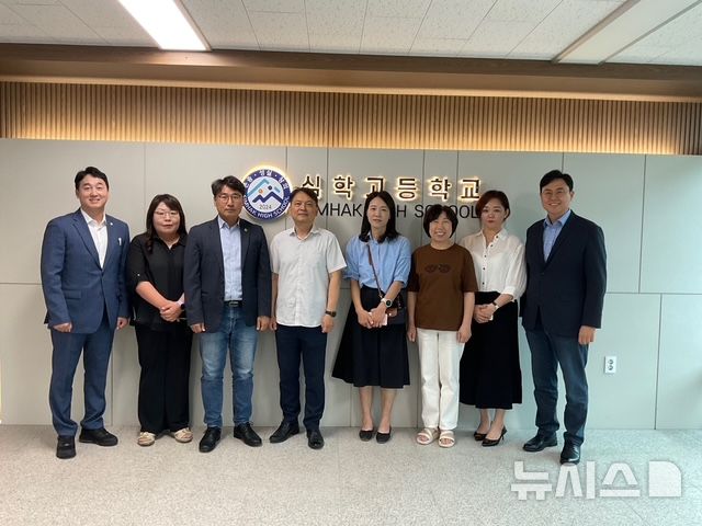 [파주=뉴시스] 경기 파주시의회 박은주, 손성익 의원이 심학고등학교 교육환경 개선을 위한 간담회를 마치고 참석자들과 사진 촬영을 하고 있다.(사진=파주시의회 제공)photo@newsis.com