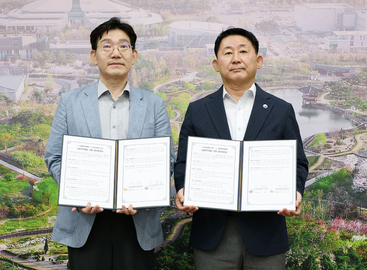 [대전=뉴시스] 조명휘 기자 = 서철모(오른쪽) 대전 서구청장이 이승욱 신용회복위원회 대전·충청지역본부장과 금융취약계층 지원을 위한 업무협약을 체결하고 있다. (사진= 서구청 제공) 2025.07.22. photo@newsis.com *재판매 및 DB 금지