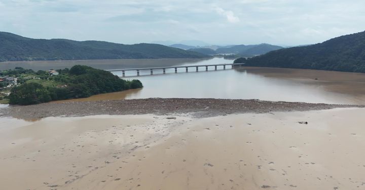 [진주=뉴시스]한국수자원공사 남강댐에 극한호우이 유입된 부유물.(사진=남강댐 지사 제공(.2025.07.22.photo@newsis.com *재판매 및 DB 금지