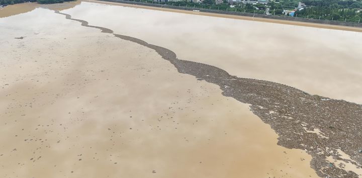 [진주=뉴시스]한국수자원공사 남강댐에 극한호우이 유입된 부유물.(사진=남강댐 지사 제공(.2025.07.22.photo@newsis.com *재판매 및 DB 금지