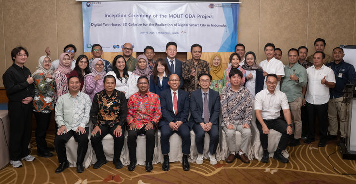 [서울=뉴시스] 심병섭 한국국토정보공사 공간정보본부장(앞줄 가운데) 등이 지난 16일 인도네시아 자카르타에서 열린 '인도네시아 입체 공간정보 시범사업 착수보고회'에 참석한 모습. 2025.07.22. (사진=국토정보공사 제공) photo@newsis.com&nbsp; *재판매 및 DB 금지