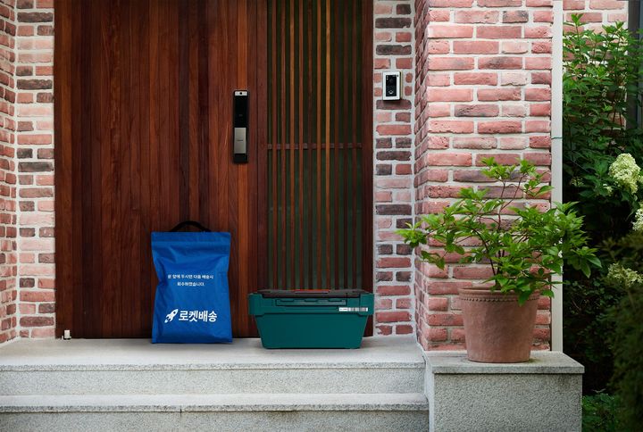 [서울=뉴시스]쿠팡은 다회용 배송용기인 '프레시백'에 이어 일반 제품에 대해서도 업계 최초로 다회용 배송용기인 '에코백'(가칭)을 도입할 예정이라고 22일 밝혔다.(사진=쿠팡 제공) *재판매 및 DB 금지