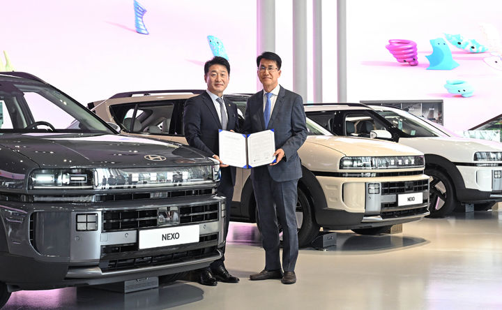 [서울=뉴시스] 22일 현대 모터스튜디오 고양에서 김동욱 현대차그룹 부사장(오른쪽), 이호현 산업통상자원부 제2차관 (왼쪽)이 현대차 디 올 뉴 넥쏘를 배경으로 기념 촬영을 하고 있다. (사진=현대차그룹 제공) photo@newsis.com *재판매 및 DB 금지