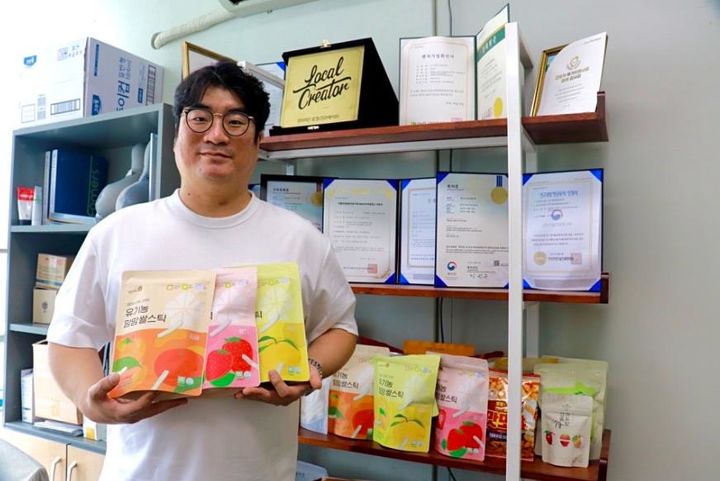 [진주=뉴시스](주)이음새 농업회사법인 김도윤 대표와 제품.(사진=이음새 제공).2025.07.22.photo@newsis.com *재판매 및 DB 금지