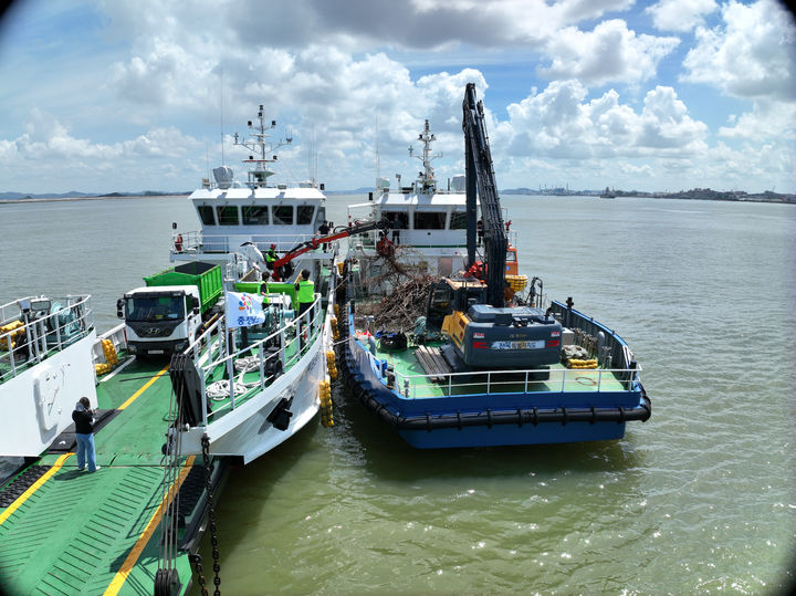 [홍성=뉴시스] 환경정화운반선인 늘푸른충남호와 전북901호가 충남도와 전북도 해상 경계 지점에서 해양쓰레기를 수거 운반하기 위해 공동 작업을 벌이고 있다. *재판매 및 DB 금지