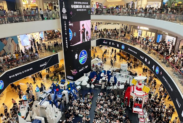 [서울=뉴시스] 13일 스타필드 고양에 있는 무림페이퍼 유니버스에 방문객이 대거 몰린 모습. (사진=무림페이퍼) 2025.07.22 photo@newsis.com *재판매 및 DB 금지 *재판매 및 DB 금지