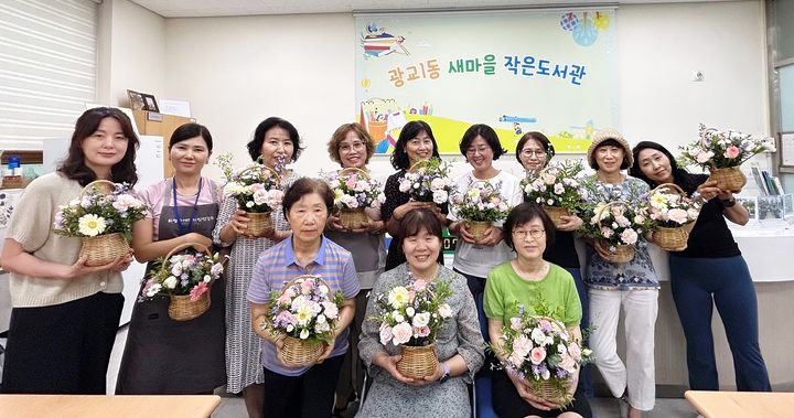 [수원=뉴시스] 꽃꽂이 교실. (사진=광교1동 행정복지센터 제공) 2025.07.01. photo@newsis.com *재판매 및 DB 금지