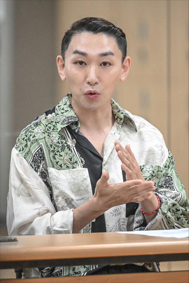 배우 김호영이 22일 세종s씨어터 연습실에서 열린 1인극 '문 속의 문' 라운드 인터뷰에서 이야기하고 있다. (사진=세종문화회관 제공) *재판매 및 DB 금지