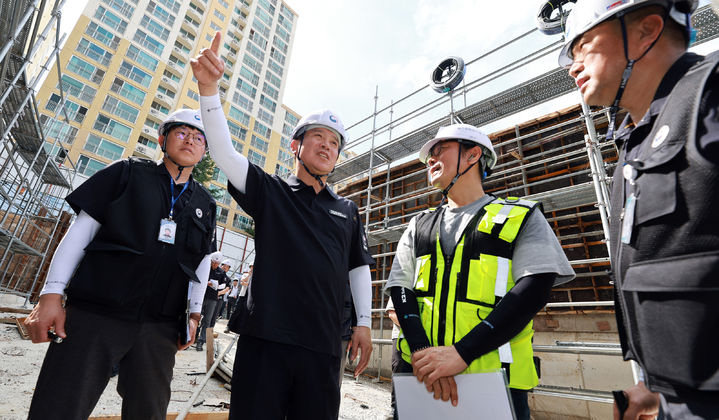 [서울=뉴시스] 김영훈 고용노동부 장관이 취임 첫 날인 22일 오후 경기 남양주시의 한 공사현장을 불시에 방문해 점검하고 있다. 2025.07.22. (사진=고용노동부 제공) *재판매 및 DB 금지