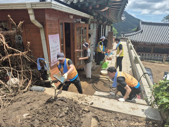 [서울=뉴시스] 호우 피해지역 서산에 있는 천장사에서 복구활동을 진행 중인 대한불교조계종긴급구호단 (사진=대한불교조계종사회복지재단 제공) 2025.07.22. photo@newsis.com *재판매 및 DB 금지
