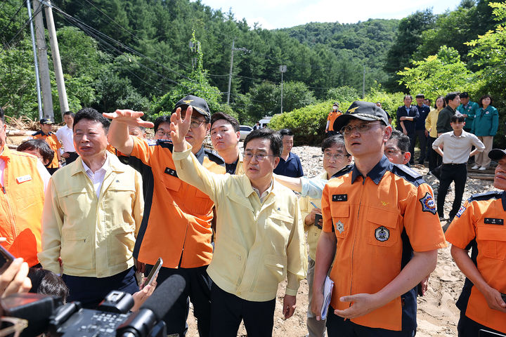 [수원=뉴시스] 22일 오후 김동연 경기도지사가 가평군 조종면 집중호우 피해지역 현장을 방문해 돌아보고 있다. (사진=경기도 제공) 2025.07.22. photo@newsis.com *재판매 및 DB 금지