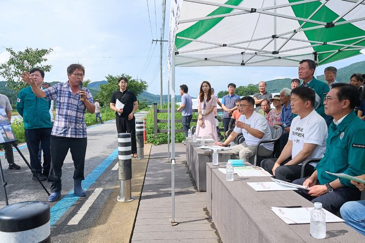 [천안=뉴시스] 천안시 북면에 방문해 수해피해 농가의 목소리를 듣고 있다. 2025.07.22. photo@newsis.com *재판매 및 DB 금지