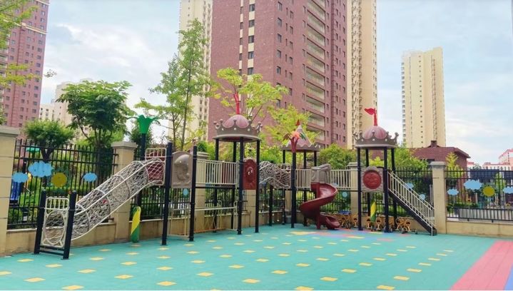 [서울=뉴시스]광범위한 분노를 촉발시킨 중국 북서부 간쑤(甘肅)성 유치원생 납 중독 사건에 대한 공식 조사 결과 간쑤성 공무원 수십명과 병원 직원들이 사건을 은폐하려 했던 것으로 밝혀졌다고 BBC가 22일 보도했다. 사진은 납 중독 사건이 일어난 간쑤성 톈수이(天水)시의 허스페이신 유치원. <사진 출처 : CNN> 2025.07.22.