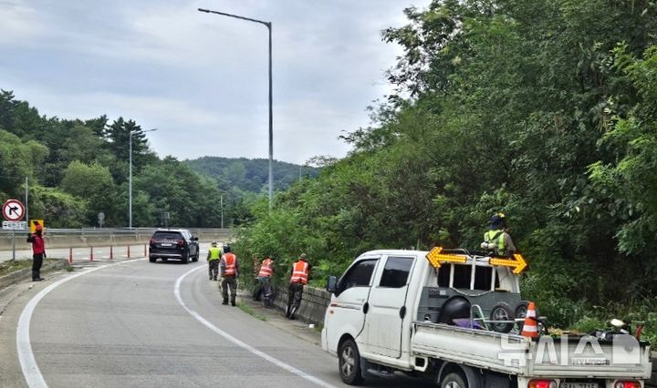 [포항=뉴시스] 포항시 북구 흥해읍 우목터널 인근 도로 환경 정리 모습. (사진=포항시 제공) 2025.07.22. photo@newsis.com