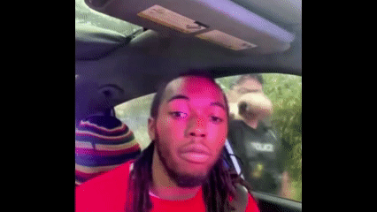 [서울=뉴시스] 교통 단속 중 흑인 남성 운전자의 얼굴에 주먹을 날린 미국 경찰의 영상이 퍼지면서 논란이 일자 당국이 해당 경찰관을 직무에서 배제했다. (사진=NBC뉴스 갈무리) 2025.07.22 *재판매 및 DB 금지