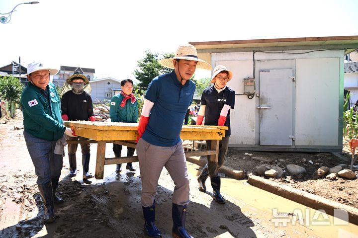 [산청=뉴시스]경남도의회 최학범 의장과 의원, 사무처 직원 등이 22일 산청군 신안면 집중호우 피해 마을 찾아 피해 복구 지원 활동을 펼치고 있다.(사진=경남도의회 제공) 2025.07.22. photo@newsis.com