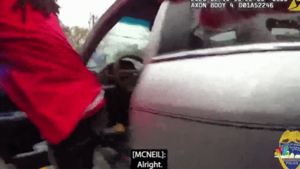 [서울=뉴시스] 보안관실이 공개한 현장 보디캠 영상에는 경찰관들이 맥닐을 차에서 끌어내리고 바닥에 눕힌 뒤 수갑을 채우는 모습도 담겼다. (사진=NBC뉴스 갈무리) 2025.07.22 *재판매 및 DB 금지