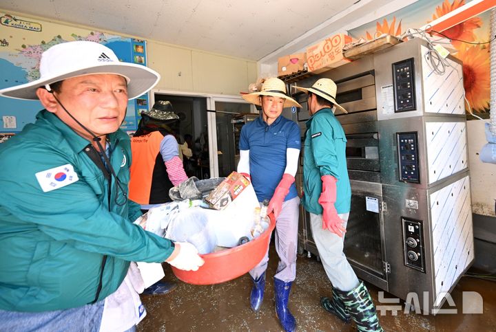 [산청=뉴시스]경남도의회 최학범 의장과 의원, 사무처 직원 등이 22일 산청군 신안면 집중호우 피해 마을 찾아 피해 복구 지원 활동을 펼치고 있다.(사진=경남도의회 제공) 2025.07.22. photo@newsis.com