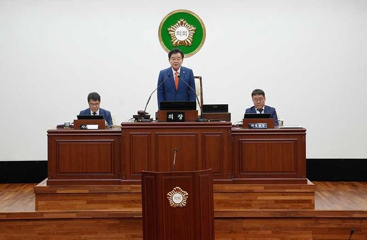 22일 태백시의회 본회의장에서 열린 테벡시의회 제285회 임시회 제8차 본회의를 고재창 의장이 진행하고 있다.(사진=태백시의회 제공) *재판매 및 DB 금지