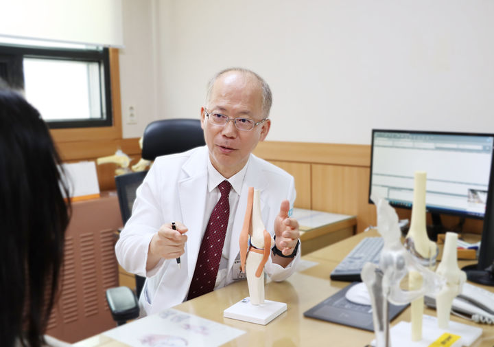 [서울=뉴시스] 2일 의료계에 따르면 50대 이상에서 많이 발생하는 퇴행성 무릎 관절염은 관절 연골이 점점 닳아서 통증과 부종, 뻣뻣함을 유발한다. (사진=세란병원 제공) 2025.07.22. photo@newsis.com *재판매 및 DB 금지