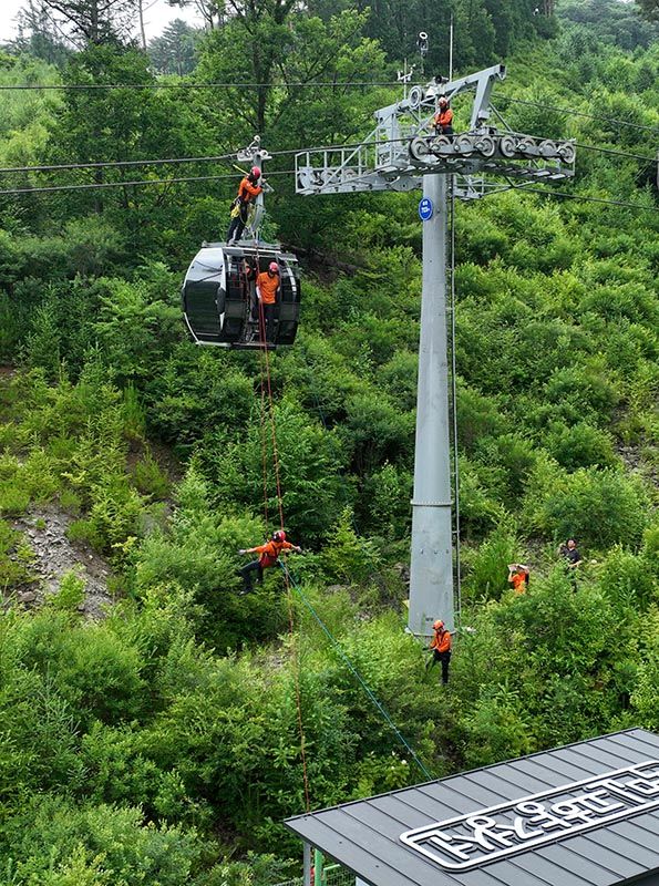 정선군시설관리공단은 지난 21일, 가리왕산 케이블카 일원에서 정선소방서와 합동 재난대응 구조훈련을 실시하고 있다.(사진=정선군 제공) *재판매 및 DB 금지