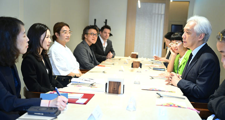 [서울=뉴시스] 김진아 외교부 2차관은 22일 K-Pop, 공연, 콘텐츠, 미술, 한식 등 문화예술 각 분야 전문가들로 구성된 외교부 제7기 문화외교자문위원들과 오찬간담회를 개최했다. (사진=외교부 제공) 2025.07.22 *재판매 및 DB 금지