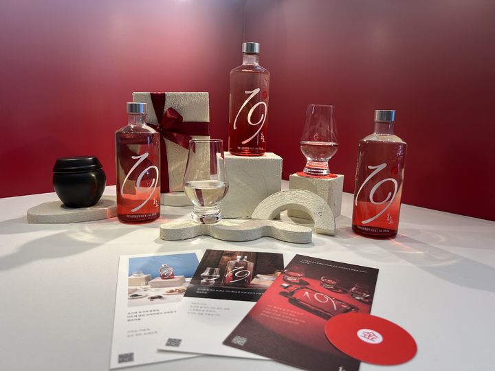 [서울=뉴시스] 김민성 기자 = 22일 오후 서울 송파구 롯데월드타워 81층 한식 레스토랑 '비채나'에 전시된 '화요19金' 모습. 2025.07.22 kms@newsis.com. *재판매 및 DB 금지