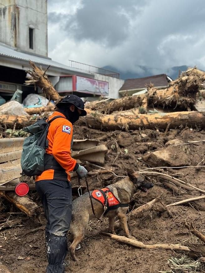 [산청=뉴시스] 경남 산청군 산청읍 방목리마을에서 지난 18일 집중호우 당시 실종됐던 60대 여성이 숨진 채로 발견됐다. (사진=경남도청 제공) 2025.07.22. photo@newsis.com   *재판매 및 DB 금지