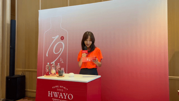 [서울=뉴시스] 김민성 기자 = 22일 오후 서울 송파구 롯데월드타워 81층 한식 레스토랑 '비채나'에서 열린 시음 행사에서 조희경 화요 대표이사가 '화요19金'을 소개하고 있다. 2025.07.22. kms@newsis.com *재판매 및 DB 금지 *재판매 및 DB 금지