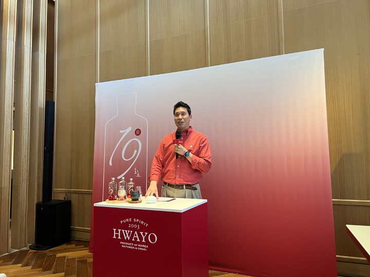 [서울=뉴시스] 김민성 기자 = 22일 오후 서울 송파구 롯데월드타워 81층 한식 레스토랑 '비채나'에서 열린 시음 행사에서 박준성 화요 생산본부장(상무)이 '화요19金'을 소개하고 있다. 2025.07.22. kms@newsis.com. *재판매 및 DB 금지