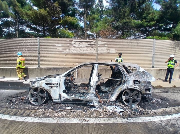 [괴산=뉴시스] 22일 오후 1시22분께 충북 괴산군 연풍면 주진리 중부내륙고속도로 상행선 연풍IC 인근에서 주행 중이던 스포츠유틸리티차량(SUV)에 불이 나 40여분만에 꺼졌다. (사진=괴산소방서 제공) 2025.07.22. photo@newsis.com *재판매 및 DB 금지