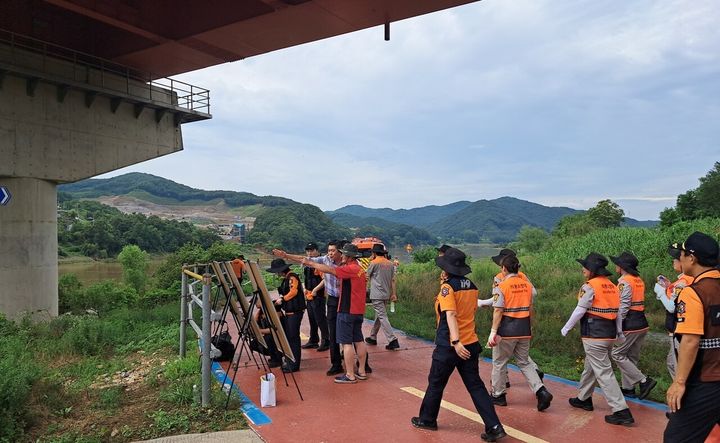 [세종=뉴시스] 21일 세종시 금강변에서 소방관과 의용소방대원들이 제천 실종자 수색을 위해 이동하고 있다. (사진=세종소방본부 제공) 2025.07.22. photo@newsis.com *재판매 및 DB 금지