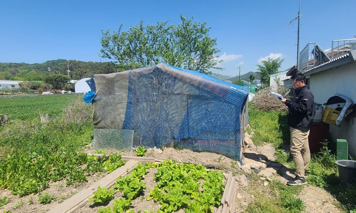 [광주=뉴시스] 광주 남구 관계자가 도시 주변 자연환경을 보호하기 위해 개발제한구역 내 불법행위에 대한 특별단속을 진행하고 있다. (사진=광주 남구 제공) 2025.07.22. photo@newsis.com *재판매 및 DB 금지