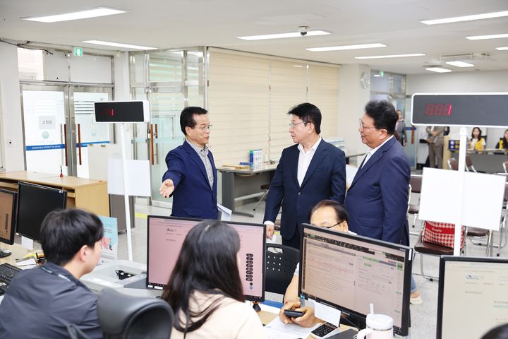 [광주=뉴시스] 박광종 광주국세청장은 지난 21일 올해 제1기 부가가치세 확정 신고기간을 맞아 서광주세무서 신고센터를 현장 방문했다. (사진=광주국세청 제공) 2025.07.22. photo@newsis.com *재판매 및 DB 금지