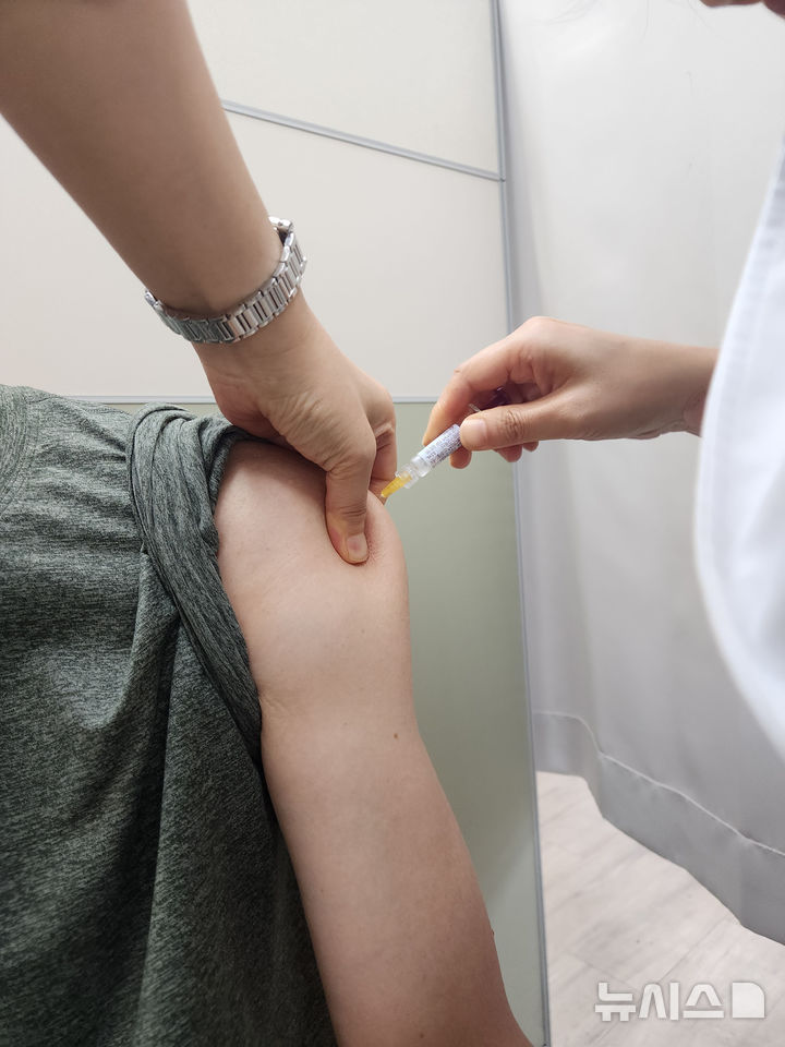 [성남=뉴시스] 성남시가 65세 이상 어르신을 대상으로 '폐렴구균 예방접종'을 무료로 실시하고 있다 (사진=성남시 제공) 2025.07.22.photo@newsis.com