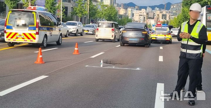 [광주=뉴시스] 22일 오후 5시30분께 광주 서구 쌍촌역 인근 도로에서 땅꺼짐 현상(싱크홀)이 발생해 당국이 안전 조치를 하고 있다. (사진=독자 제공) 2025.07.22. photo@newsis.com