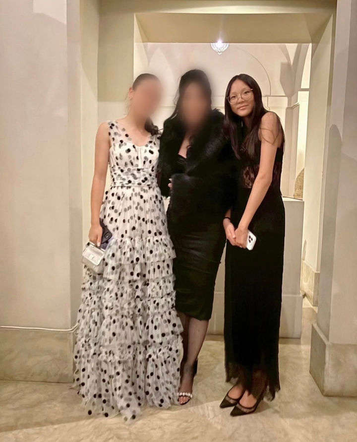 [서울=뉴시스] 이종격투기 선수 추성훈의 딸 추사랑(오른쪽)이 이탈리아 로마에서 열린 돌체앤가바나 알타모다 행사에 참석했다. (사진=추사랑 인스타그램 캡처) 2025.07.23. photo@newsis.com *재판매 및 DB 금지