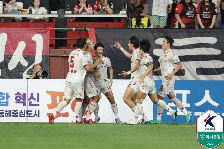[서울=뉴시스] 프로축구 K리그1 수원FC의 이지솔(왼쪽에서 2번째). (사진=한국프로축구연맹 제공)
