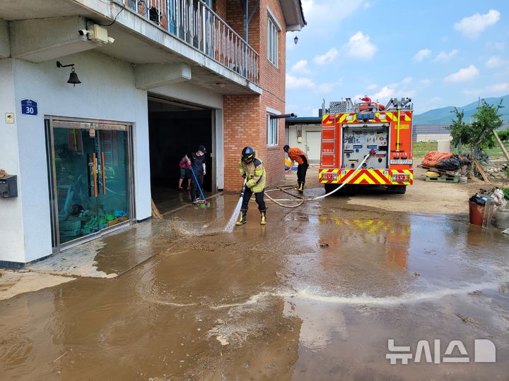 [산청=뉴시스]경남소방본부 대원들이 22일 산청군 신안면 호우 피해 주택 복구 지원 활동을 하고 있다.(사진=경남소방본부 제공) 2025.07.22. photo@newsis.com