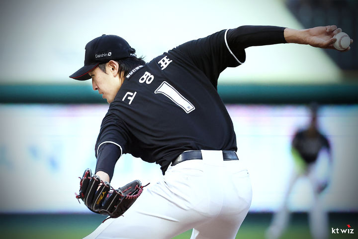 [서울=뉴시스] 프로야구 KT 위즈 고영표가 10일 인천 SSG랜더스필드에서 열린 2025 신한 쏠뱅크 KBO리그 SSG 랜더스와의 경기에 선발 등판해 공을 던지고 있다. (사진=KT 위즈 제공) 2025.07.10. *재판매 및 DB 금지