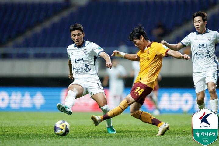 [서울=뉴시스] 프로축구 K리그1 김천 상무의 원기종(왼쪽), 광주FC의 심상민. (사진=한국프로축구연맹 제공)