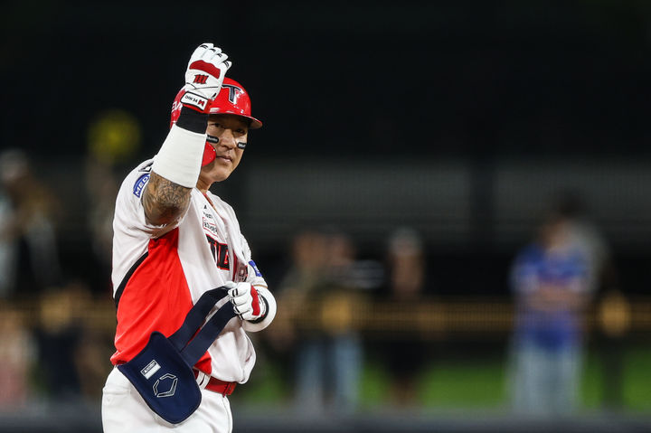 [서울=뉴시스] 프로야구 KIA 타이거즈 최형우가 22일 광주-기아 챔피언스필드에서 열린 2025 신한 쏠뱅크 KBO리그 LG 트윈스와의 경기에서 안타를 친 뒤 환호하고 있다. (사진=KIA 타이거즈 제공) 2025.07.22. *재판매 및 DB 금지